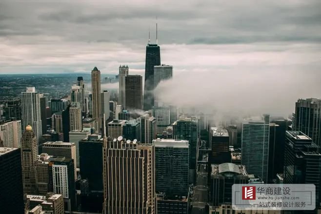 芝加哥市區屋頂上的一朵烏雲